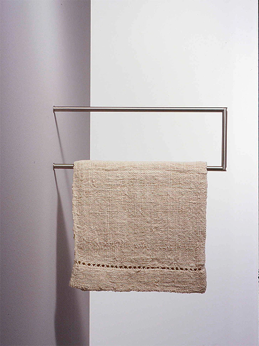 Vertical towel holder